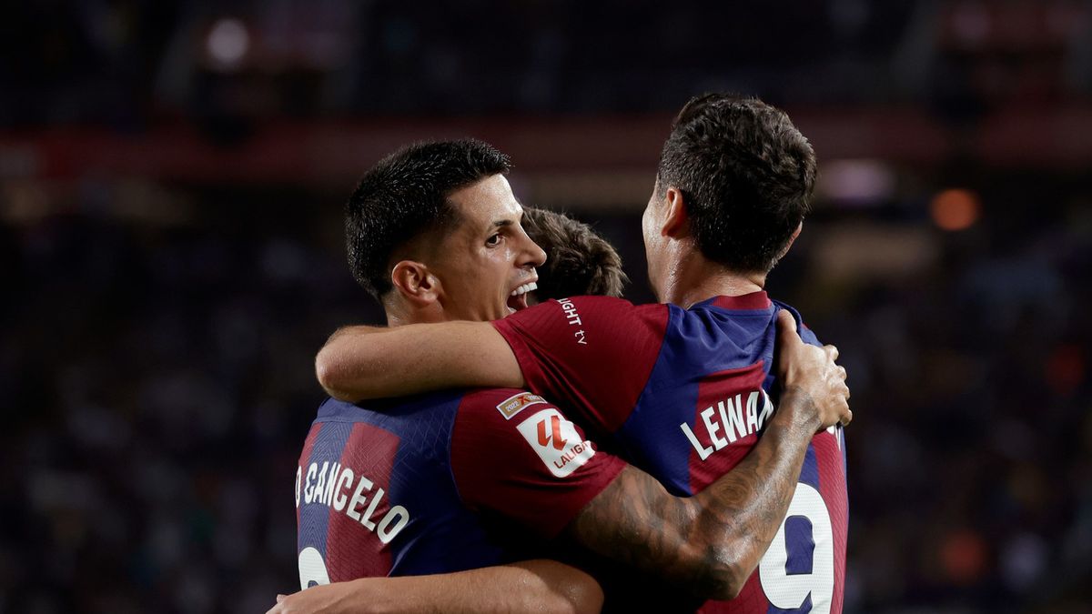 Na zdjęciu: Joao Cancelo i Robert Lewandowski