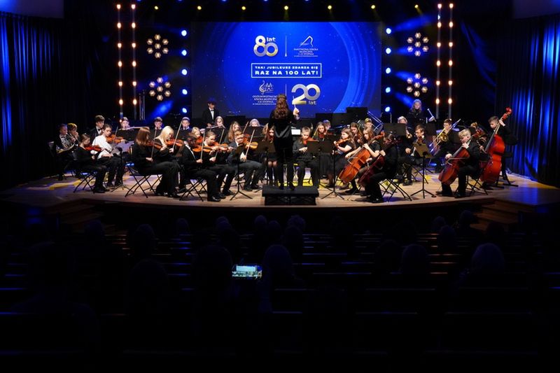 Podwójny jubileusz szkół muzycznych w Płocku. Gala, sztandary i koncert pełen emocji