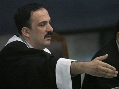 Saddam Husajn usunięty z sali sądowej