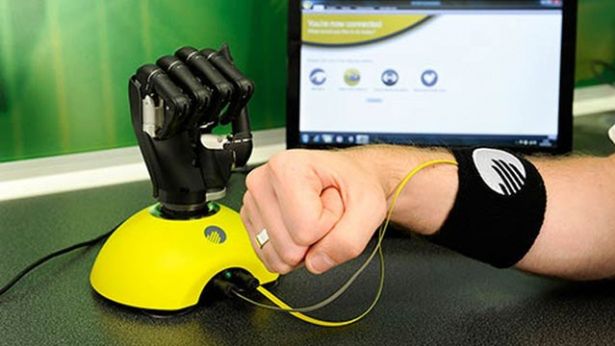 Żeby pobawić się bioniczną ręką, nie trzeba tracić własnej! 1