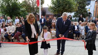 Granowo: Zabytkowa szkoła odzyskała blask. Podczas symbolicznego otwarcia odbyło się pasowanie pierwszoklasistów