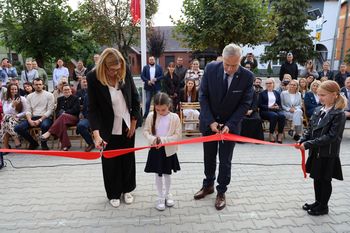 Granowo: Zabytkowa szkoła odzyskała blask. Podczas symbolicznego otwarcia odbyło się pasowanie pierwszoklasistów