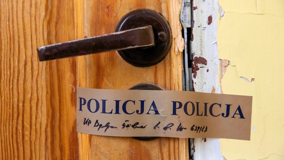 Policyjne plomby na drzwiach do mieszkania, gdzie doszło do zbrodni.