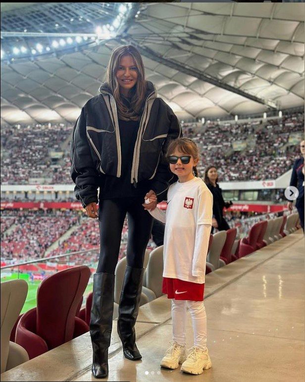 Anna Lewandowska z córką Klarą na meczu reprezentacji Polski