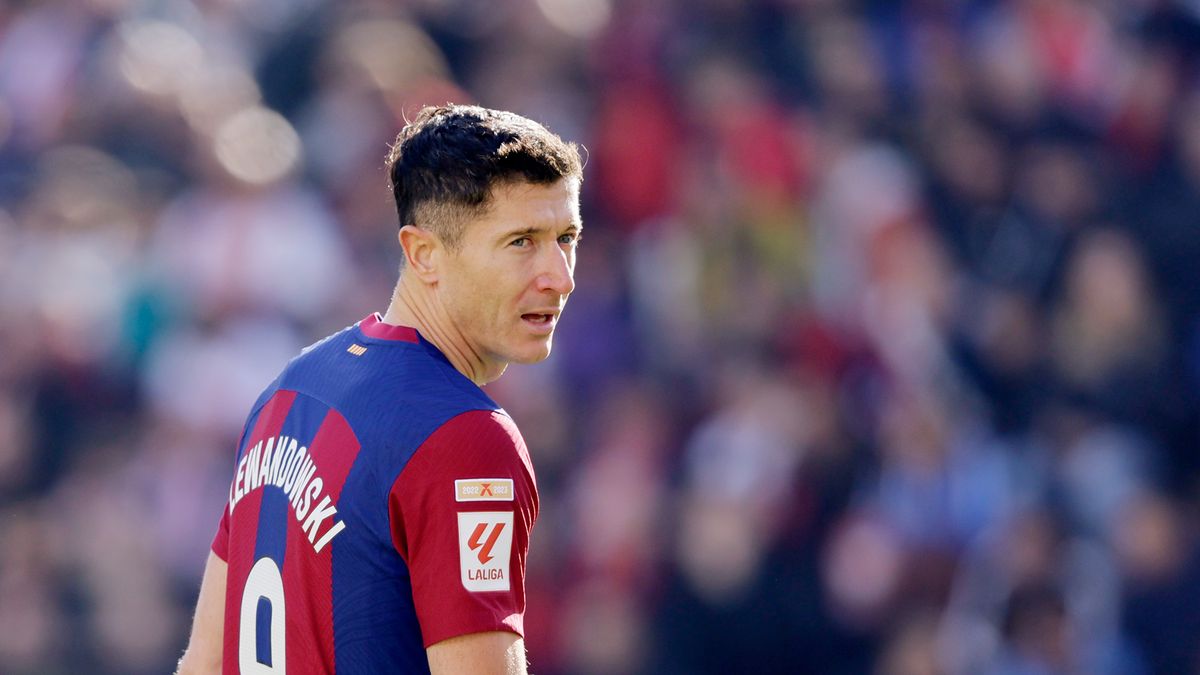 MADRID, SPAIN - NOVEMBER 25: Robert Lewandowski of FC Barcelona  during the LaLiga EA Sports  match between Rayo Vallecano v FC Barcelona at the Campo de Futbol de Vallecas on November 25, 2023 in Madrid Spain (Photo by David S. Bustamante/Soccrates/Getty Images)
