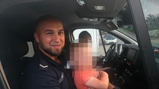 4-latek sam i boso przy S17! Chłopiec oddalił się z domu, policjanci szukali jego rodziny
