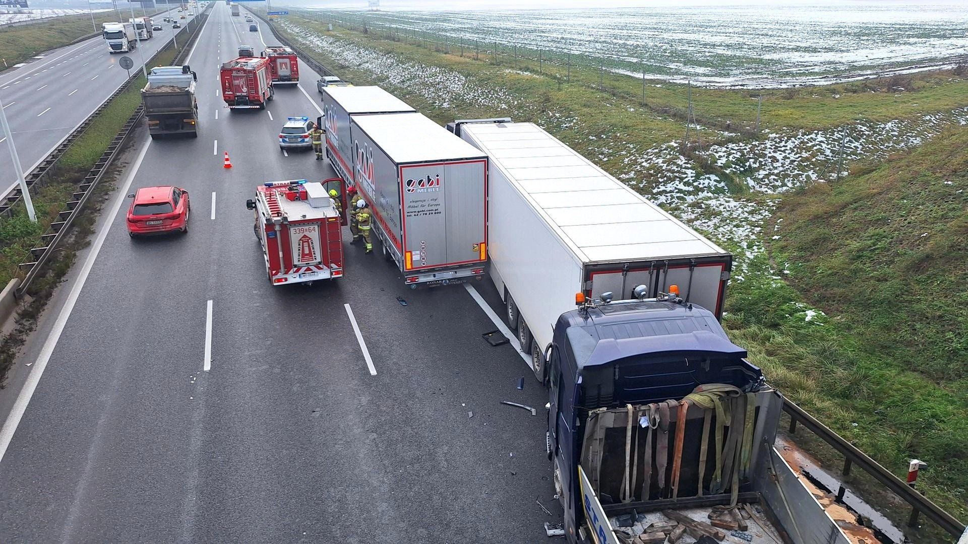 1.12.2025, zderzenie czterech ciężarówek na AOW pod Wrocławiem.