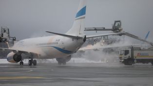 Pyrzowice: To nie mycie samolotu... Tak walczy się z zimą na lotnisku