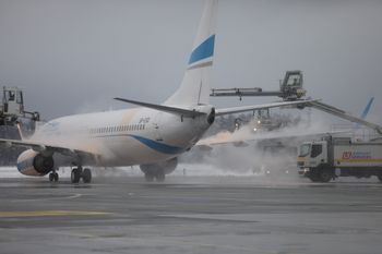 Pyrzowice: To nie mycie samolotu... Tak walczy się z zimą na lotnisku