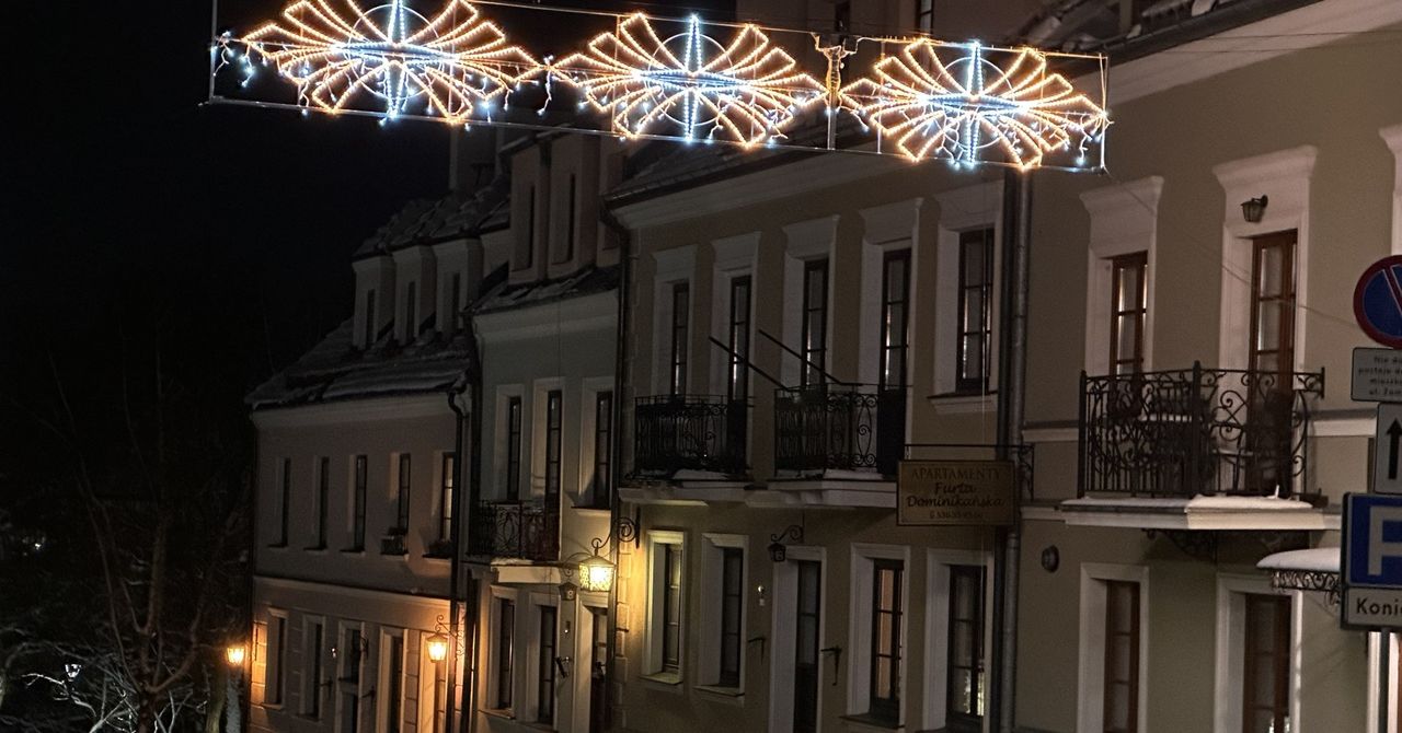 Sandomierz stroi się na święta Bożego Narodzenia. Kiedy i gdzie zawisną ozdoby? Są już pierwsze światełka