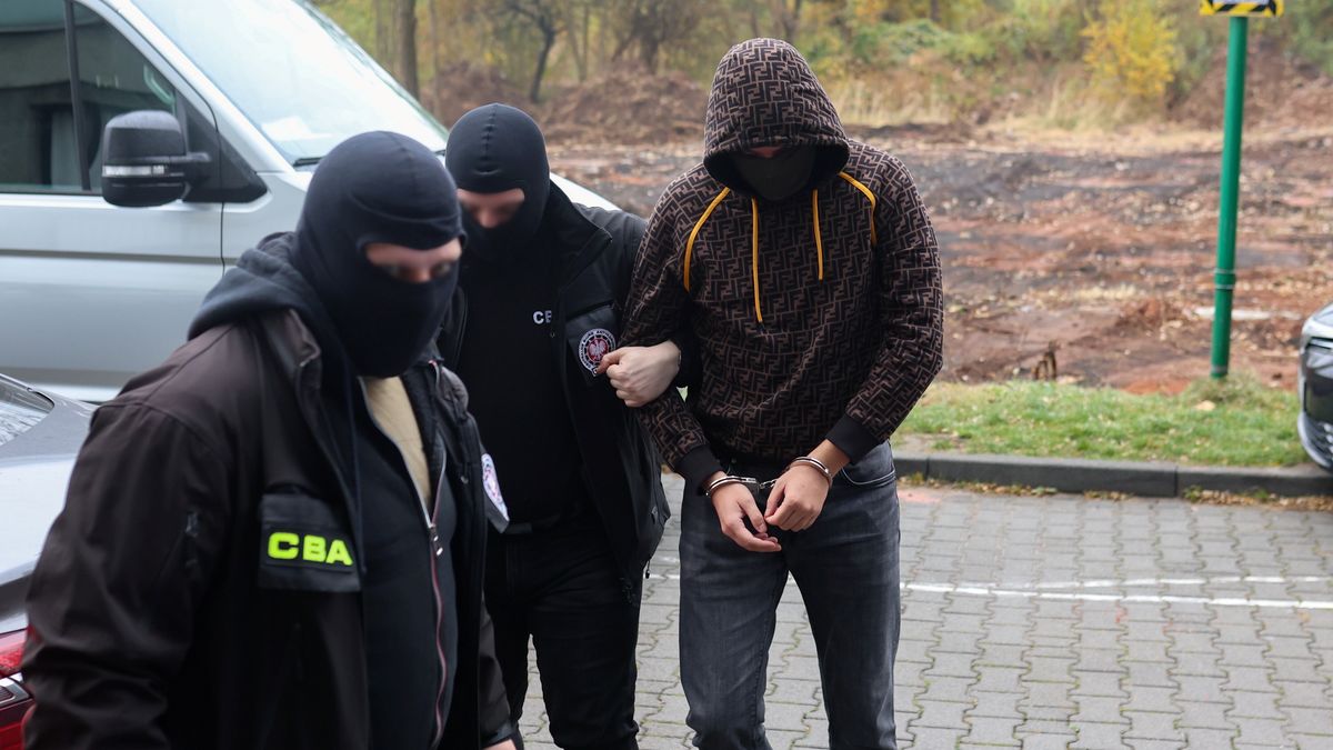 Katowice, 04.11.2024. Twórca marki Red is Bad Paweł S. (P) doprowadzany do budynku Śląskiego Wydziału Zamiejscowego Departamentu do Spraw Przestępczości Zorganizowanej i Korupcji Prokuratury Krajowej w Katowicach, 4 bm. Prokuratura kontynuuje przesłuchanie Pawła S. Przewieziony do Polski z Dominikany biznesmen usłyszał 1 bm. zarzuty udziału w zorganizowanej grupie przestępczej, popełnienia w ramach tej grupy przestępstw wspólnie z urzędnikami Rządowej Agencji Rezerw Strategicznych (RARS), a także prania brudnych pieniędzy. (sko) PAP/Michał Meissner