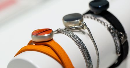Samsung Charm to inteligentna opaska, ale nie dla geeka. I to jest w niej najlepsze