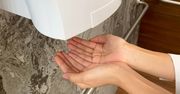Nie susz rąk suszarką w publicznej toalecie. To siedlisko bakterii