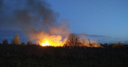 LUBLIN: Pożar traw na terenie dawnego toru na Wrotkowie [ZDJĘCIA, WIDEO]