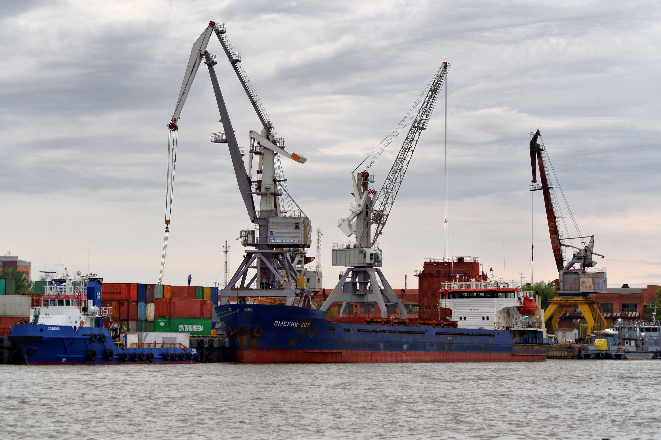 Astrachań to port rzeczny na prawym brzegu Wołgi