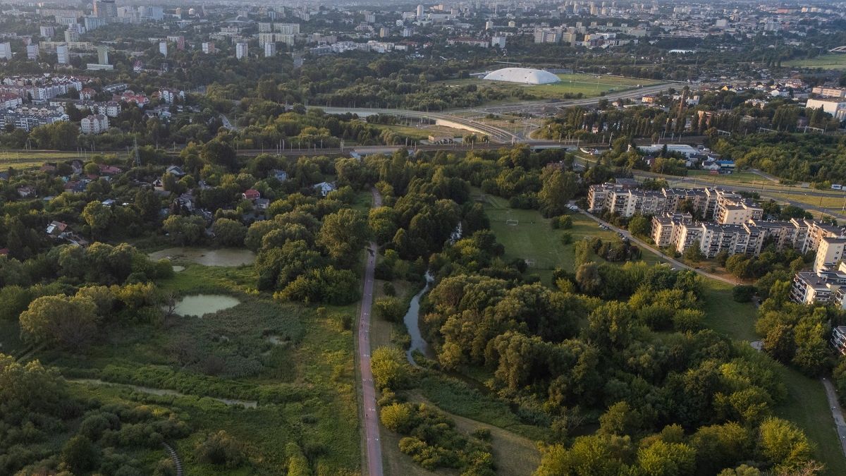 Widok z drona na dolinę rzeki Bystrzycy, po prawej widoczne osiedle Łąkowa