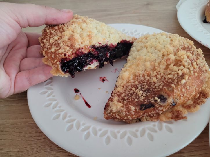 Przekrojona jagodzianka z Urszi Cakes