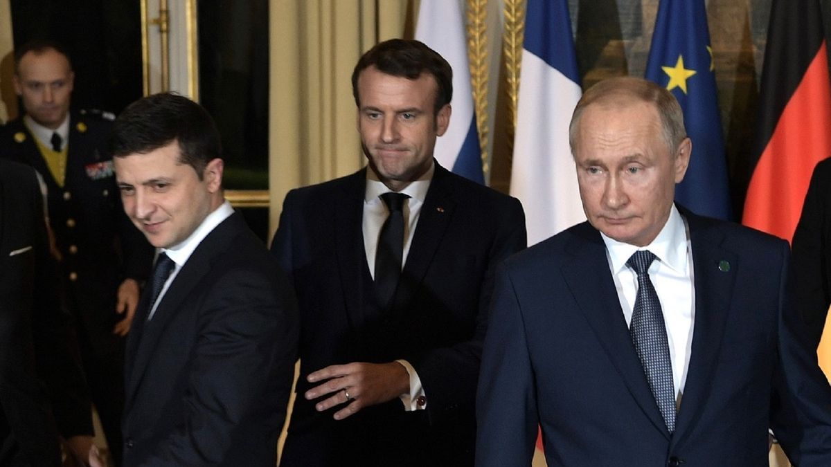Wołodymyr Zełenski, Emmanuel Macron, Władimir Putin - rok 2022 (Photo by KREMLIN PRESS OFFICE / HANDOUT / Anadolu Agency via Getty Images)