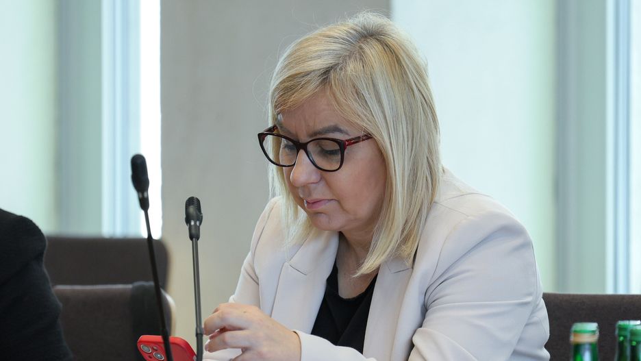 Warszawa, 09.05.2024. Minister Klimatu i Środowiska Paulina Hennig-Kloska podczas posiedzenia sejmowej komisji Ochrony Środowiska, Zasobów Naturalnych i Leśnictwa w Sejmie w Warszawie, 9 bm. Posłowie mają rozpatrzyć i zaopiniować poselski wniosek o wyrażenie wotum nieufności wobec Minister Klimatu i Środowiska Pauliny Hennig-Kloski. (ad) PAP/Paweł Supernak