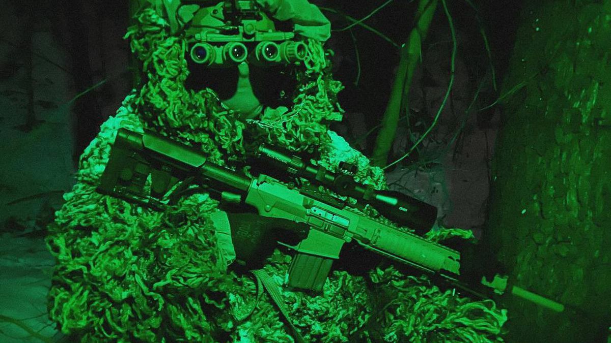 Ukraiński strzelec wyborowy z jednostek specjalnych wyposażony w karabin  M110 SASS oraz panoramiczne gogle noktowizyjne GPNVG.
