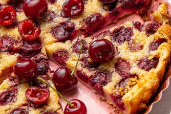 Clafoutis z czereśniami. Ten deser musisz przygotować w czerwcu