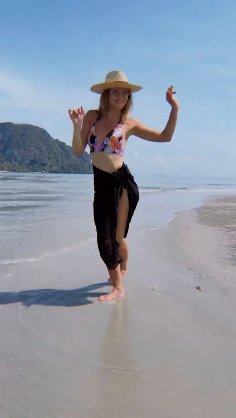 Agnieszka Kaczorowska tańczy na plaży