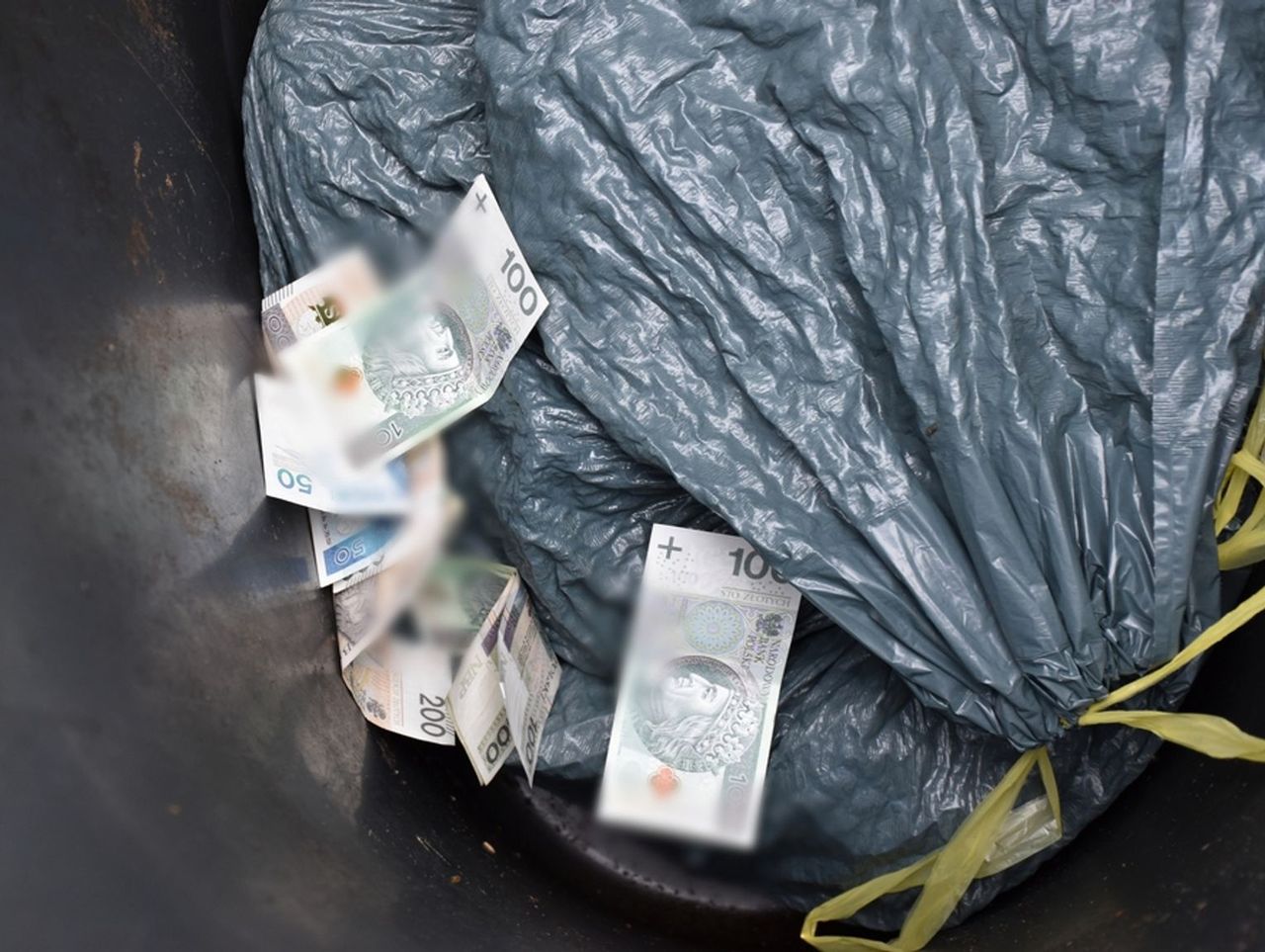 Brzeg: Uciekając, wrzuciła skradzione pieniądze do śmietnika