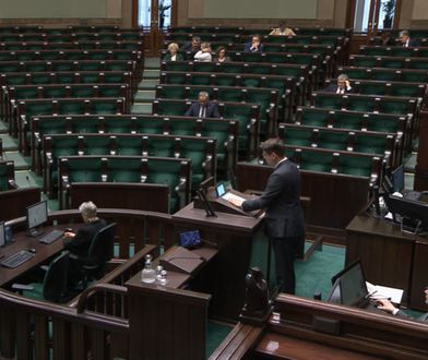 Pustki na sali sejmowej. Ważna debata na Wiejskiej [RELACJA NA ŻYWO]