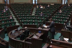 Pustki na sali sejmowej. Ważna debata na Wiejskiej [RELACJA NA ŻYWO]