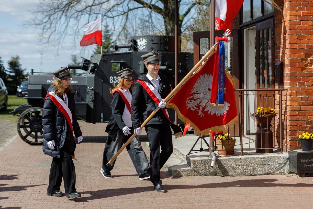 Pamięć o bohaterach: Odsłonięcie tablicy powstańcom wielkopolskim w Budzyniu