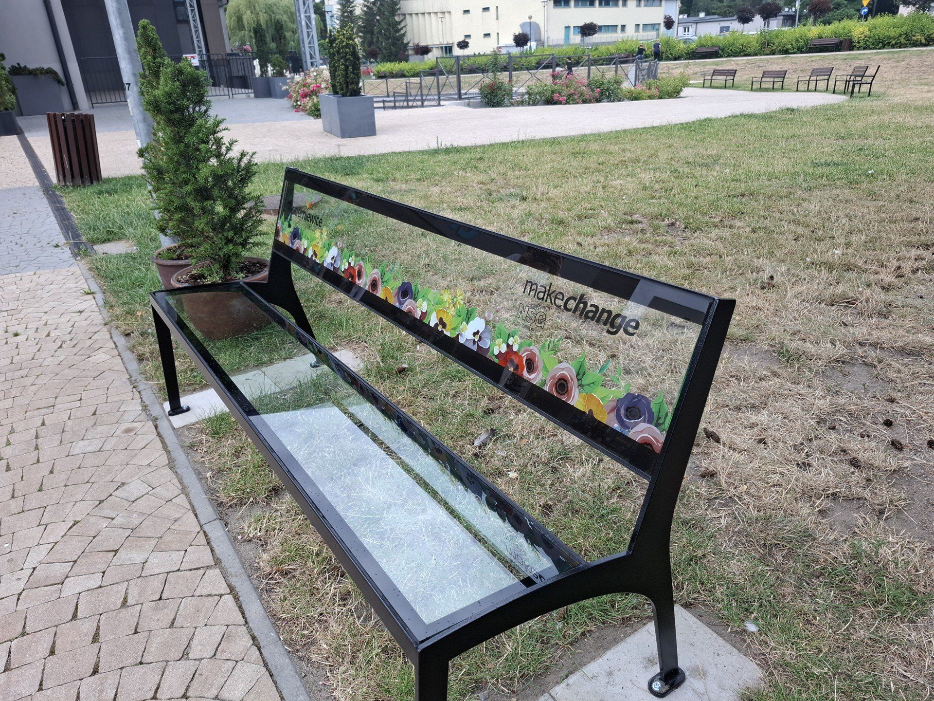 Szklane ławki stanęły w centrum Skierniewic. Czy to tylko ozdoba?
