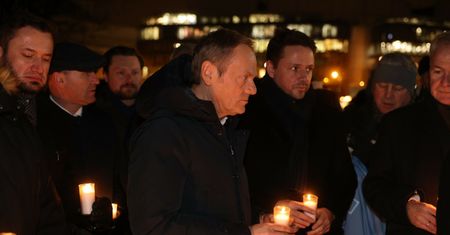 100 tys. ofiar COVID-19 w Polsce. Politycy PO zapalili znicze w intencji zmarłych
