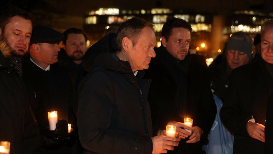 100 tys. ofiar COVID-19 w Polsce. Politycy PO zapalili znicze  