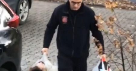 Najpierw wziął zakupy, potem dziecko. "Szanuję cię za twój spokój"