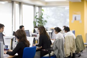 Ucięli 4 tys. etatów. AI przejęła połowę rozmów z klientami