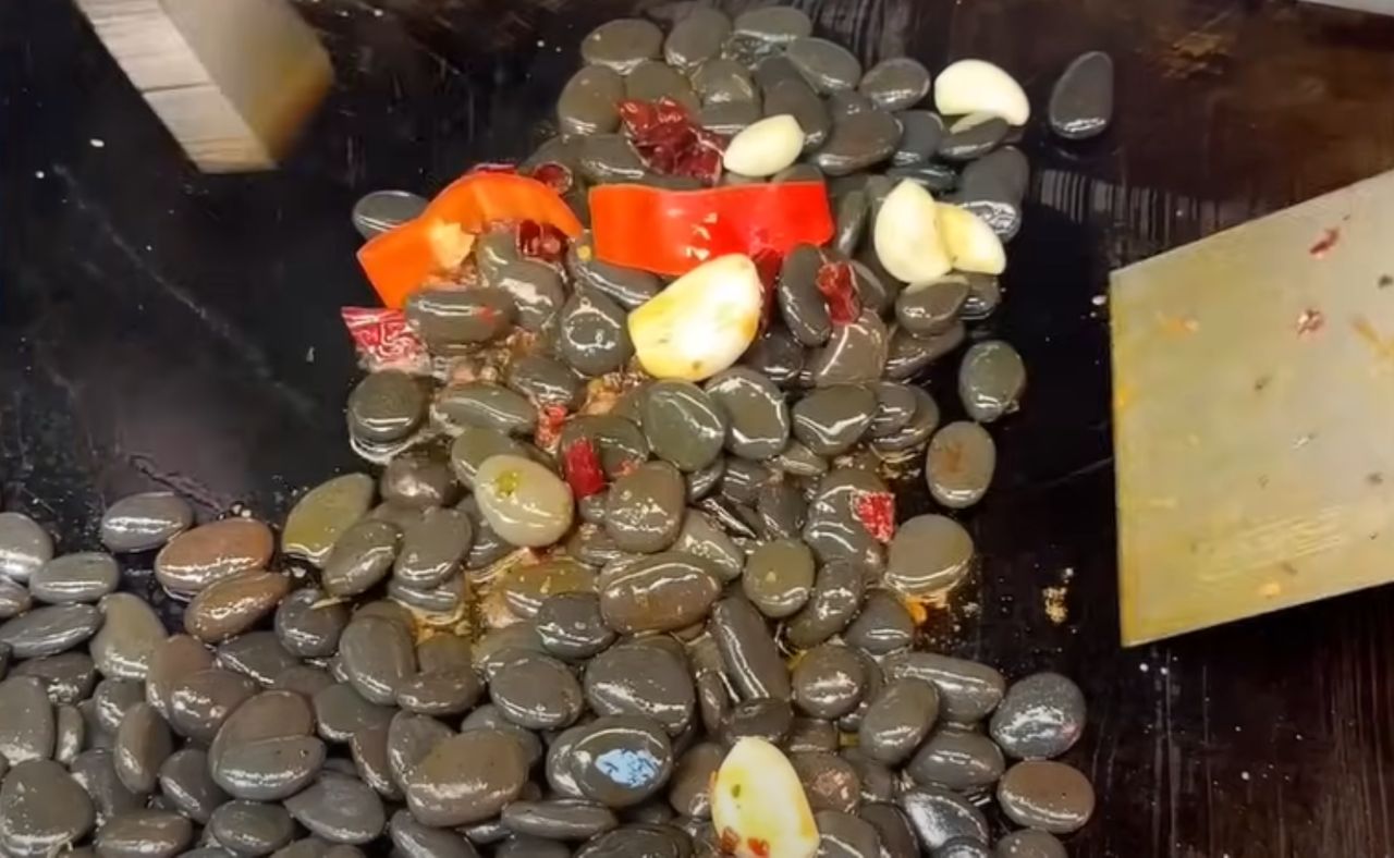 Suodiu, also gebratene Steine, ist das härteste Gericht der Welt.