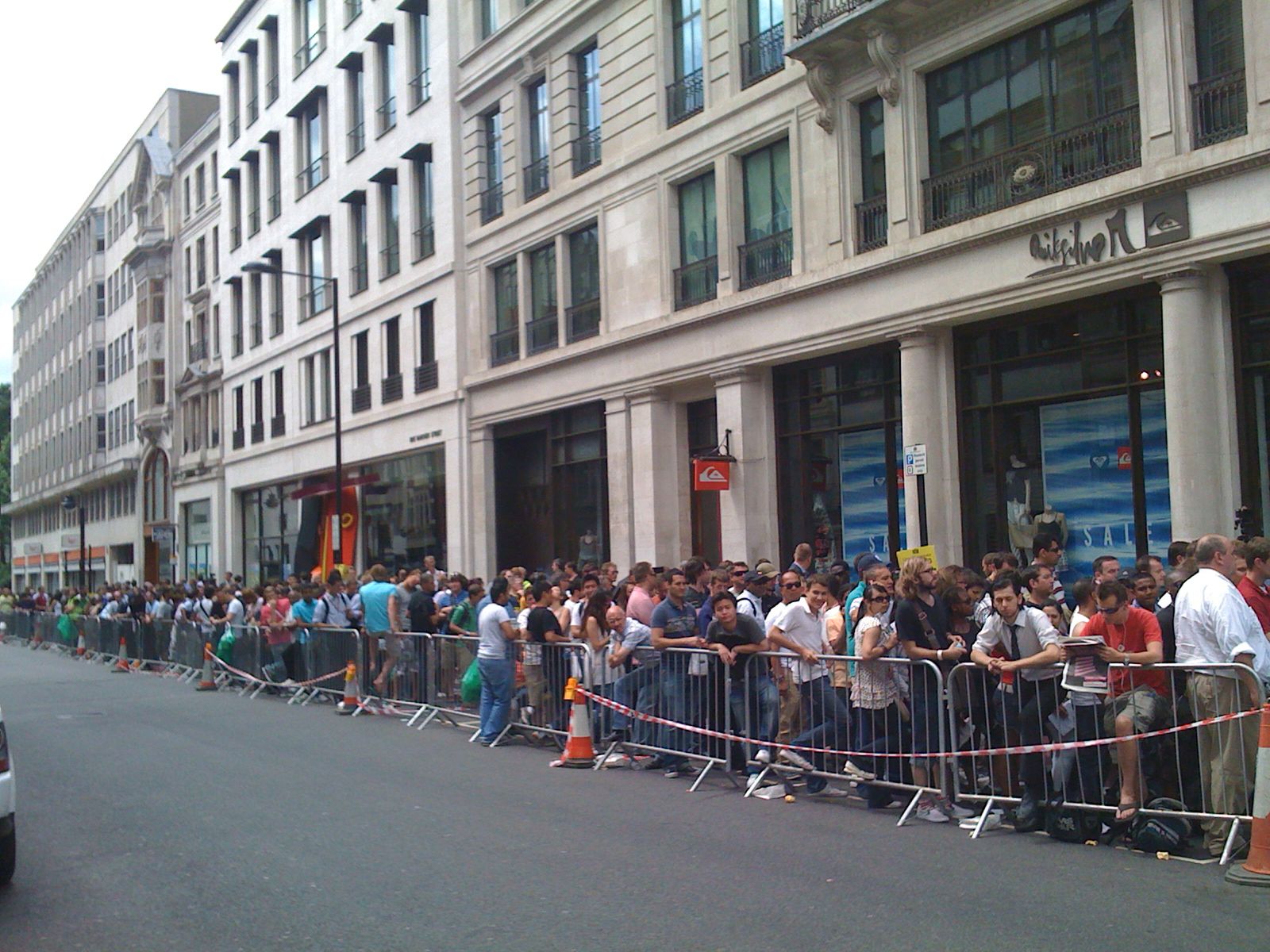 Szaleństwo pod Apple Store - londyńska premiera iPhone 4 [nasza relacja] 2