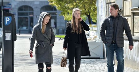 "Lis Clan" - Tomasz z córkami i psem na wiosennym spacerze (ZDJĘCIA)