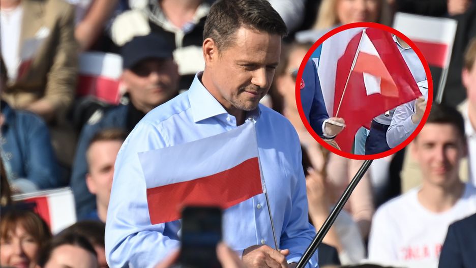 Rafał Trzaskowski przyniósł na wiec flagę