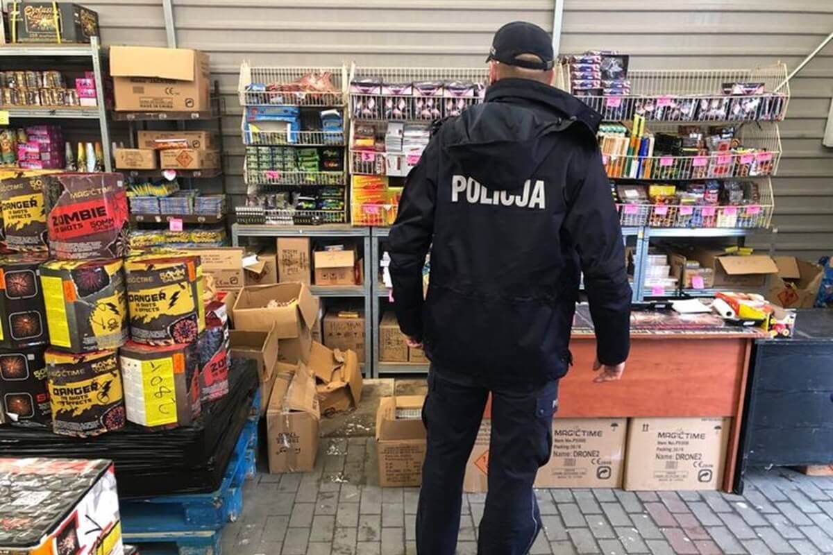 Policja kontrolująca punkt sprzedaży fajerwerków i petard