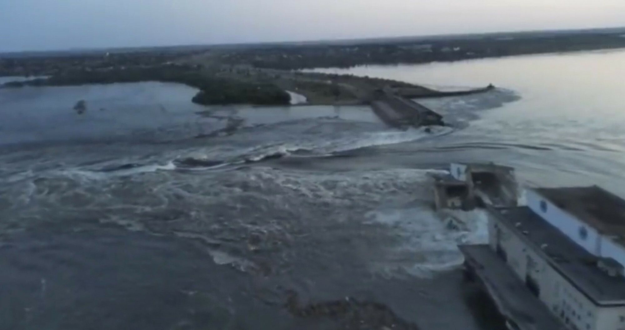 Rosjanie wysadzili tam? w Nowej KachowceIn this image taken from video released by the Ukrainian Presidential Office, water runs through a breakthrough in the Kakhovka dam in Kakhovka, Ukraine, Tuesday, June 6, 2023. Ukraine on Tuesday accused Russian forces of blowing up the major dam and hydroelectric power station in a part of southern Ukraine they control, threatening a massive flood that could displace hundreds of thousands of people, and ordered residents downriver to evacuate. (Ukrainian Presidential Office via AP)