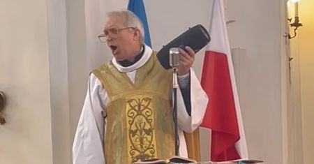 Wyciągnął to podczas mszy. Nagranie z Warszawy robi furorę