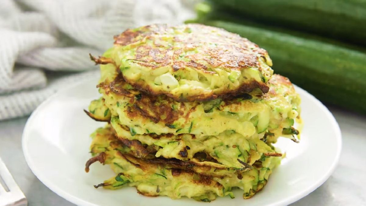 Placki z cukinii to idealny pomysł na obiad dla całej rodziny.