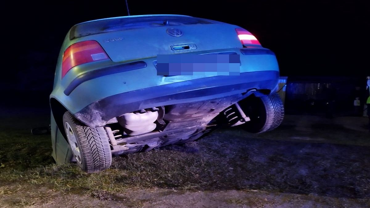 Tył samochodu zawieszonego na przepuście