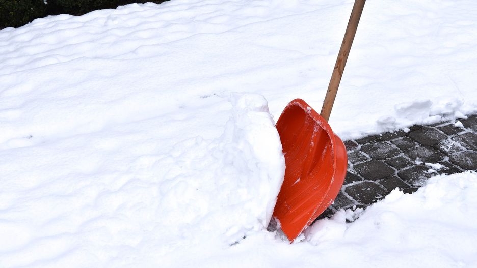Odśnieżanie chodnika a mandat. Kiedy należy usunąć z drogi śnieg?