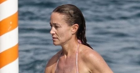 Niespełna 40-letnia Pippa Middleton wyleguje się nad jeziorem Como w różowym BIKINI. CO ZA FIGURA! (ZDJĘCIA)