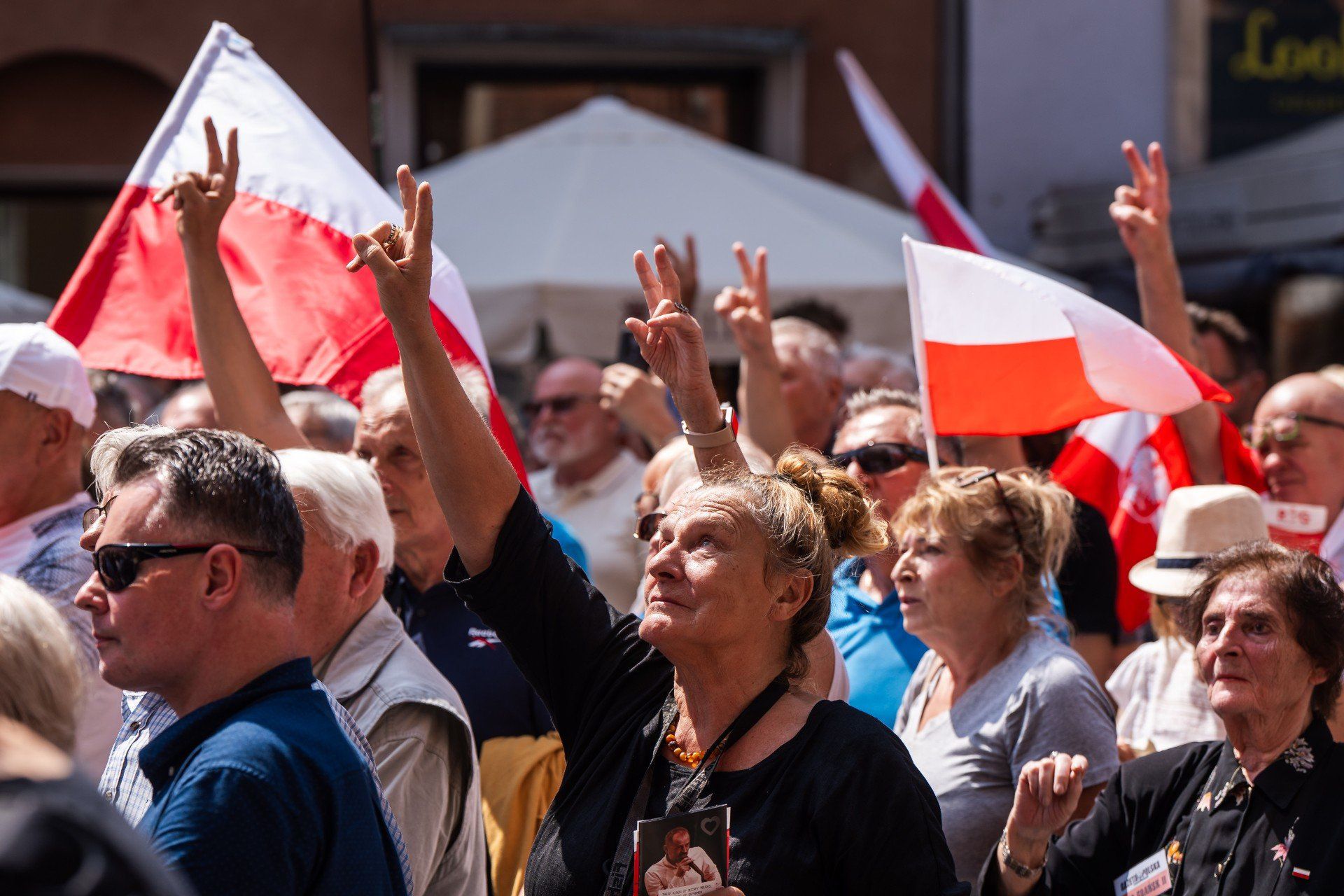 Protest przed Ratuszem Głównego Miasta z powodu wystawy &#34;Nasi chłopcy&#34;