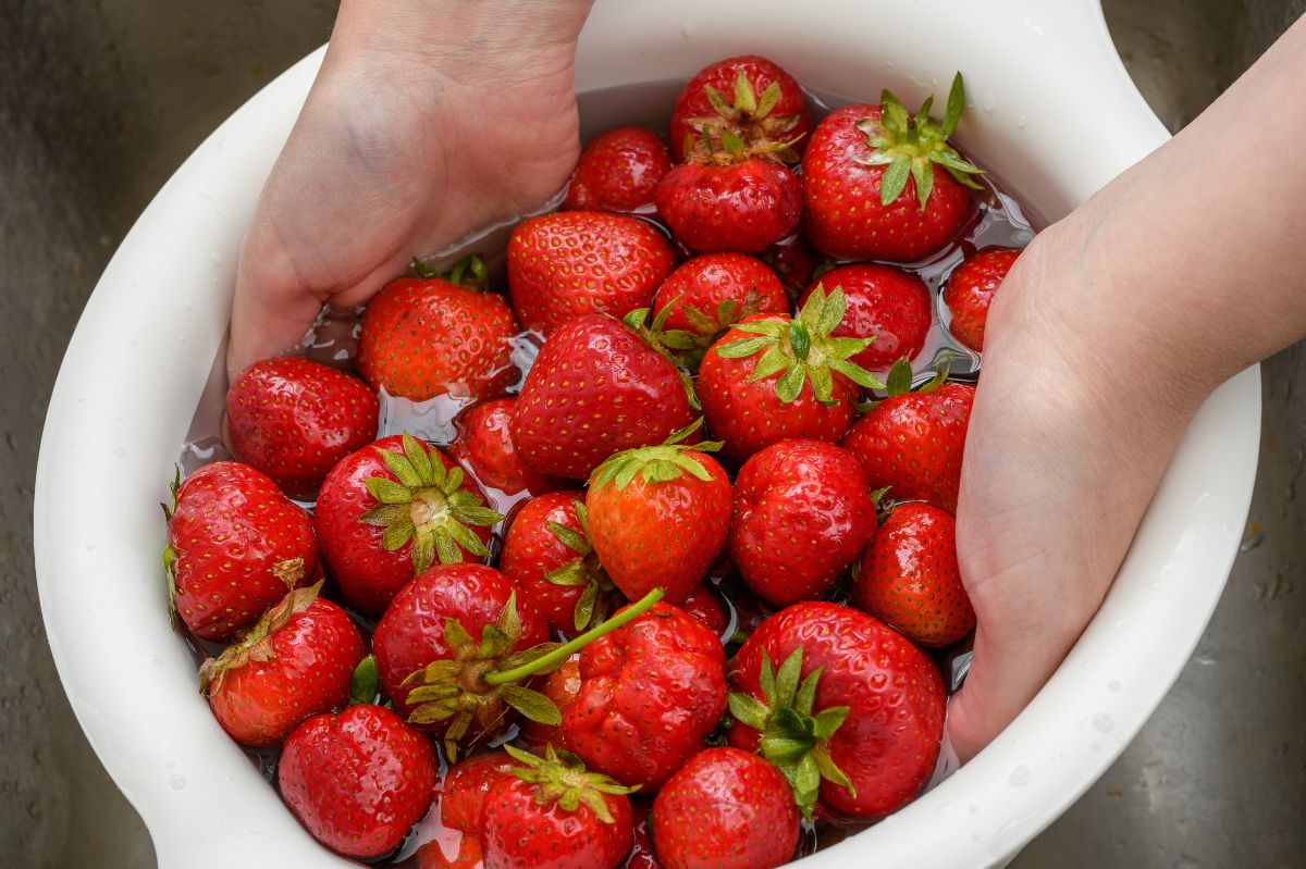 How to correctly wash away pesticides off strawberries?