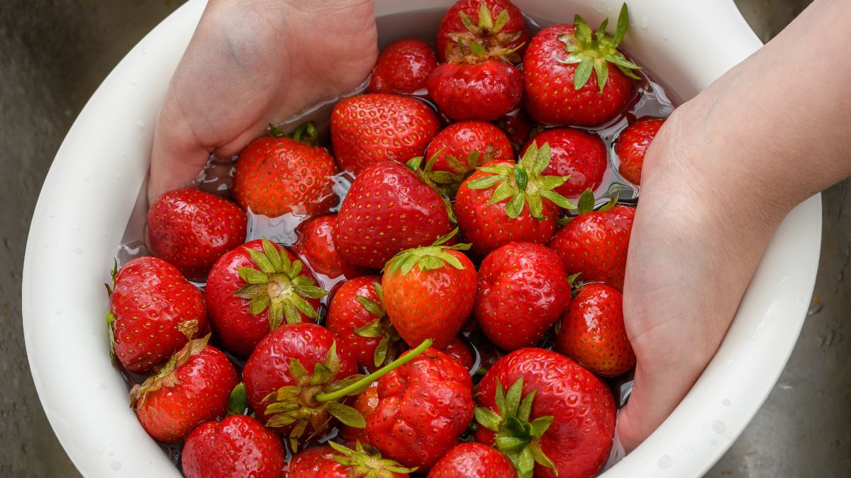 Płuczesz truskawki na sitku? Popełniasz duży błąd