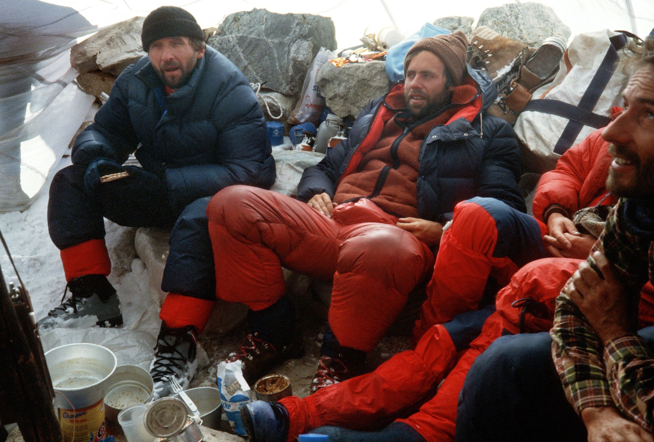 Krzysztof Wielicki w obozie podczas wyprawy na Kanczendzonge.